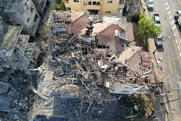 İsrail’in kalbi Tel Aviv’de büyük yıkım! İran’ın misilleme saldırıları gece boyu devam etti